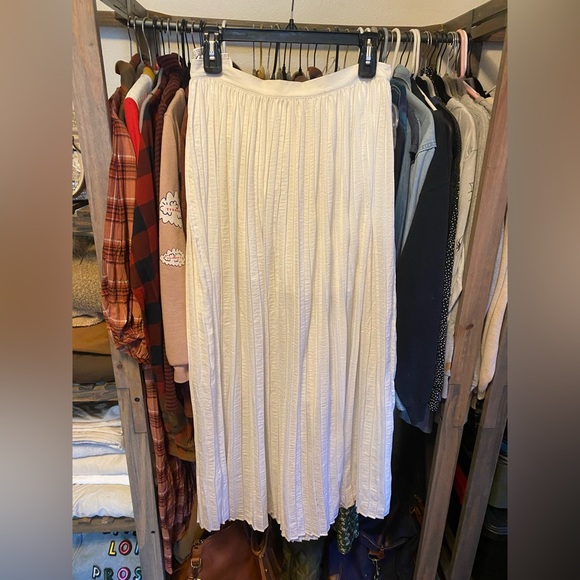 Dresses & Skirts - High Waisted White Pleated Maxi Skirt Size M